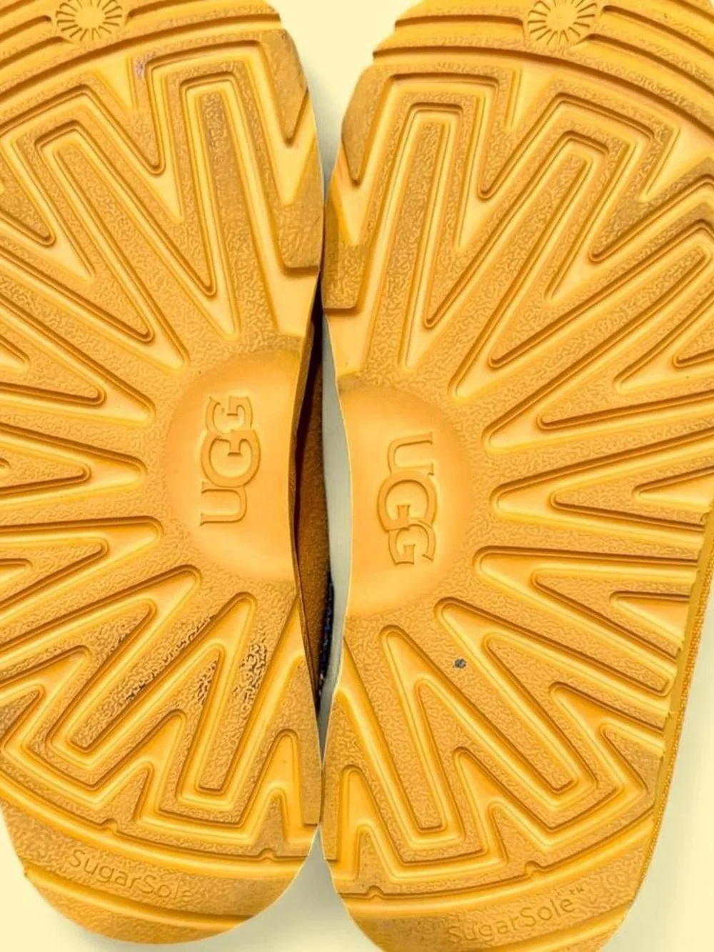 UGG 🍪 sesame